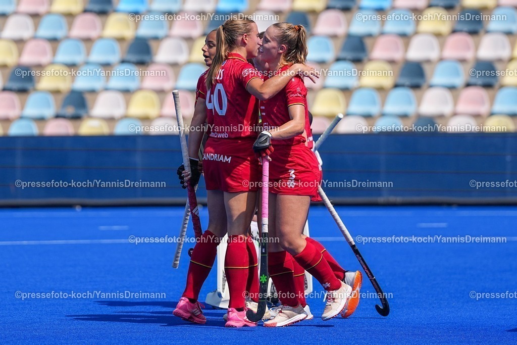 xydrx13082502007 | 13.08.2025, xydrx, Frauen EuroHockey Championship 2025, Gruppenphase, Gruppe B, Belgien - Schottland, Sparkassenpark Mönchengladbach: orjubel nach dem Tor zum 3:0 für die Belgische Feldhockey Nationalmannschaft durch Torschütze Justine Rasir (BEL #3) zusammen mit Ambre Ballenghien (BEL #30) und Camille Belis (BEL #40)