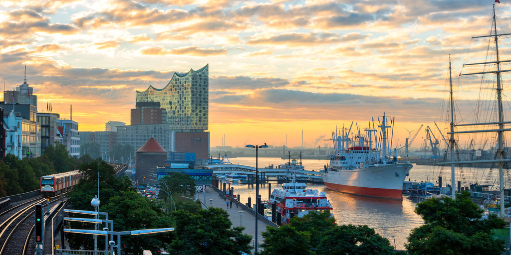 10240702 - Morgens an der Elbpromenade | Dieses Motiv ist schon einige Jahre alt und schlummerte bisher in unserem Archiv. Es zeigt eine Morgenstimmung mit der Elbphilharmonie und der Cap San Diego mit der alten Elbpromenade.