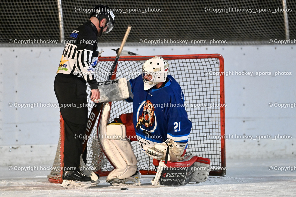 EC Tigers Paternion vs. EC Feld am See Ledenitzen | Wucherer Gerald Referee, #21 Lesacher Jürgen EC Tigers Paternion, EC Tigers Paternion vs. EC Feld am See Ledenitzen, EC Tigers Paternion vs. EC Feld am See Ledenitzen am 19.01.2025 in Villach (Eisplatz Paternion), Austria, (Photo by Bernd Stefan)