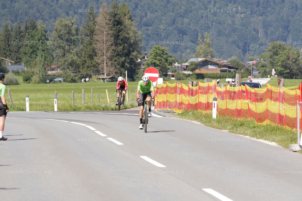 1142_20230817_Bewerb_Maenner_Muehlanger | AUT - OESTERREICH, 2023-08-16: SPORT RENNRAD-FAHREN - 55. INTERNATIONALER RADWELTPOKAL IN ST. JOHANN IN TIROL  - Vintage-Radrennen mit WM-Bronze-Medaillen-Siegerin Christina Schweinberger, den Teilnehmer und Alexander Baumann (vom Orginastions-Team) - TAG 2 BEWERB MAENNER IN SECHS GRUPPEN  ; Foto: Roland Muehlanger