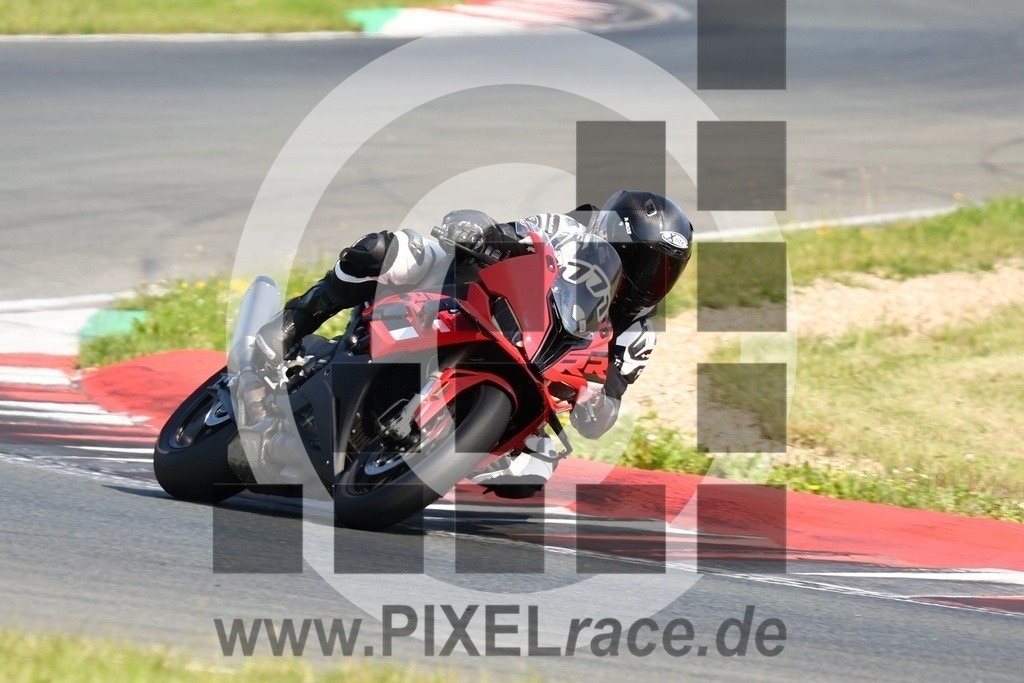 0771-20240608_10932 | Schöne Erinnerungen an spannende Momente - das festzuhalten ist unser Job. PIXELrace.de ist seit 2003 auf den Rennstrecken Europas unterwegs um die Action draußen beim Fahren und die wunderbare Stimmung imm Fahrerlager für euch einzufangen.