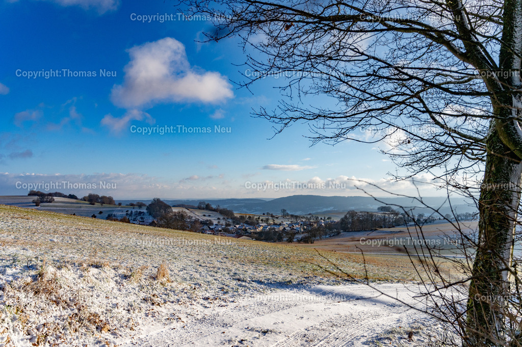 Winter_Schnee_Winterkasten_Fotografie_Thomas-Neu-13 | Winterliche Landschaft bei Winterkasten nahe Lindenfels: Raureif und Schnee überziehen Felder und Wiesen an einem klaren Wintertag im Odenwald.Foto: Thomas Neu