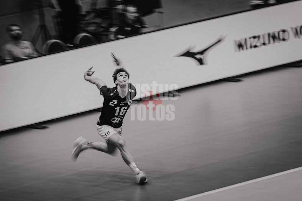 Volleyball | Herren | Saison 2025/2026 | Volleyball Ligacup | VfB Friedrichshafen vs. WWK Volleys Herrsching | 12.10.2024 | Simon Kohn (#16, VfB Friedrichshafen) beim Anlauf zum Aufschlag Schwarweiß Langzeitbelichtung