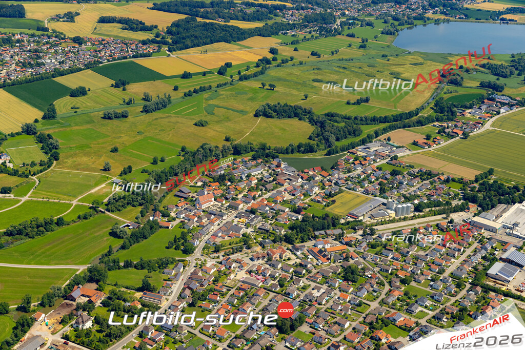 Das Luftbild der Stadt Marklkofen wurde 2022 vom Flugzeug heraus erstellt (keine Drohnen-Aufnahmen) Aufnahmehöhe ca.450 Meter- hohe Bildauflösung und Druck-Qualität. Garantiert!