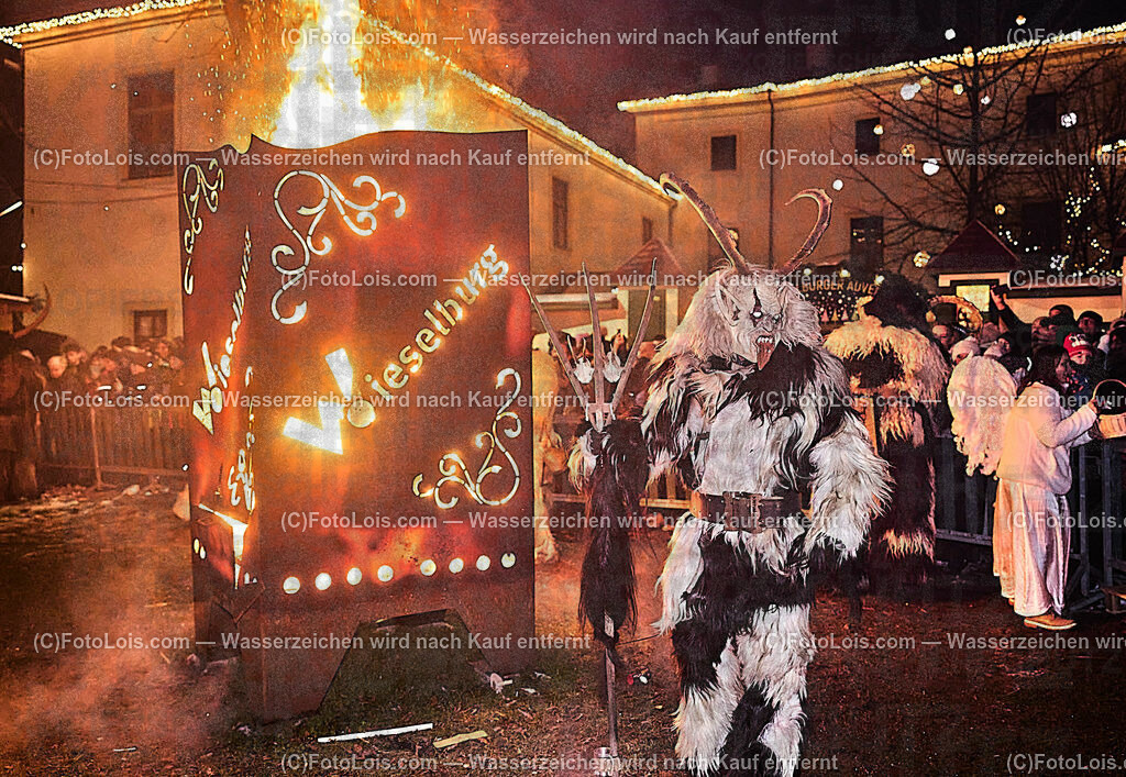 ALP9695_Wieselburger ADVENT_Wintersonnenwende_Perchtenlauf | (C)FotoLois.com, Alois Spandl, Wieselburger Advent, Wintersonnenwendfeier mit Umzug durch die Stadt, Sonnenwendfeuer und Perchtenlauf mit Show im Schlosspark, Mitwirkung der Partnergemeinde EINBECK, Sa 17. Dezmber 2022.