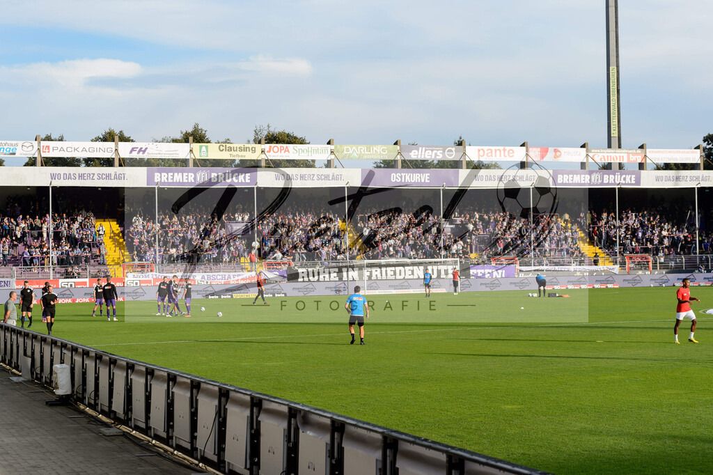 OSNVKO2021090620210906_248 | Fussball, Herren: . Fans vom VfL Osnabrueck beim Spiel der 3. Liga zwischen VfL Osnabrueck und FC Viktoria Koeln im Stadion an der Bremer Bruecke am 06.09.2021 in Osnabrueck, Deutschland.DFB / DFL REGULATIONS PROHIBIT ANY USE OF PHOTOGRAPHS AS IMAGE SEQUENCES AND/OR QUASI-VIDEO. - Realisiert mit Pictrs.com