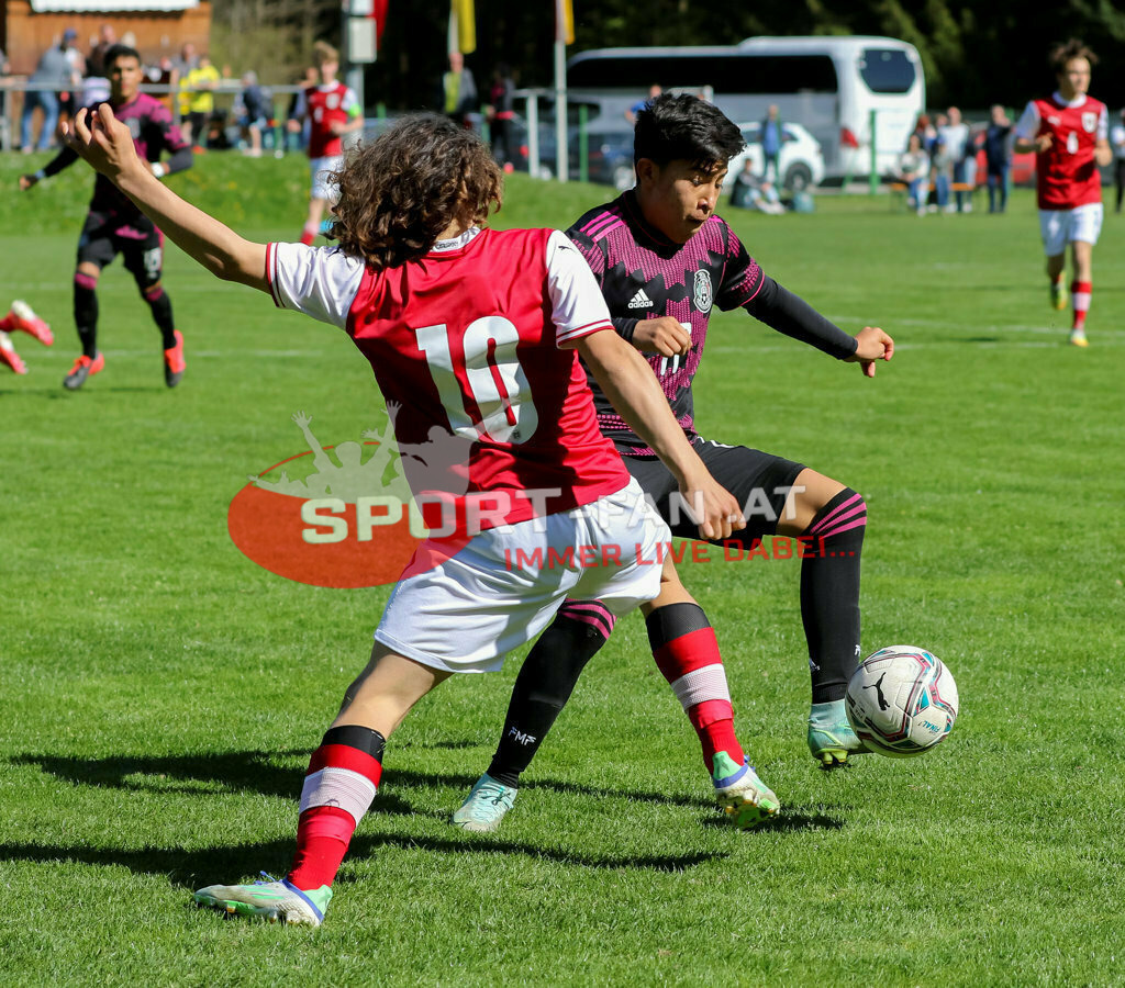 AUSTRIA U15 - MEXICO U15 | FABIAN SILBER (Austria #10) Juan Velarde (Mexico #17) ; AUSTRIA U15 - MEXICO U15 am 29.04.2022 in Arnoldstein
(Sportplatz), AUSTRIA, (Photo by Ernst Krawagner sport-fan.at) - Realisiert mit Pictrs.com