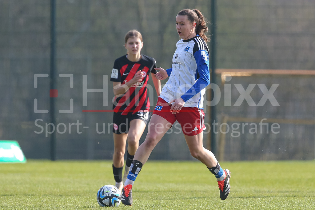 Fussball, 2. Frauen-Bundesliga, Hamburger SV - Eintracht Frankfurt II | v.li.: Larissa Mühlhaus (Hamburger SV, 7) am Ball, Einzelbild, Ganzkörper, Aktion, Action, Spielszene, DIE DFB-RICHTLINIEN UNTERSAGEN JEGLICHE NUTZUNG VON FOTOS ALS SEQUENZBILDER UND/ODER VIDEOÄHNLICHE FOTOSTRECKEN. DFB REGULATIONS PROHIBIT ANY USE OF PHOTOGRAPHS AS IMAGE SEQUENCES AND/OR QUASI-VIDEO.