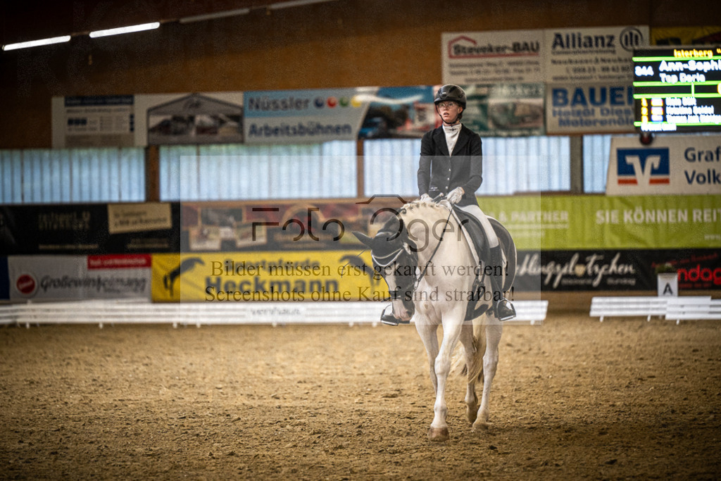 DOS_1421 | Entdecke hochwertige Reitturnierfotos von Foto Oger. Professionell, emotional und authentisch – jetzt Lieblingsmomente im Shop bestellen.Deutschlandweite Turnierfotografie. - Realisiert mit Pictrs.com