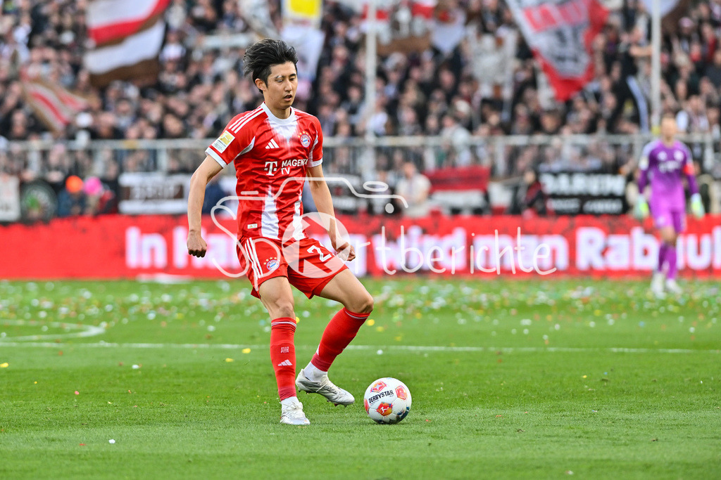 FC St. Pauli - FC Bayern München | ST. PAULI, DEUTSCHLAND - 11. APRIL: am Ball Hiroki ITO (FC Bayern Munich 21) / Einzelfoto / Freisteller während dem Bundesligamatch zwischen dem FC St. Pauli und dem FC Bayern München am 29. Spieltag im Millerntor Stadion / DFL REGULATIONS PROHIBIT ANY USE OF PHOTOGRAPHS AS IMAGE SEQUENCES AND/OR QUASI-VIDEO