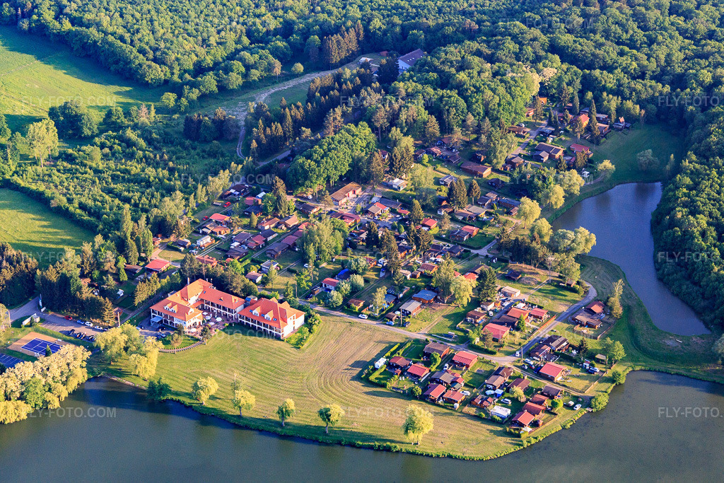 Aerial view: Hôtel Restaurant Saint-Hubert - Hambach Sarreguemines by the lake in Hambach in the state Moselle, France. – Photo: IMG_107350.jpg taken on 05/19/2018 by Werner Riehm/FLY-FOTO.com – Resolution of the original: 5472 x 3648 px – SAINT HUBERT HAMBACH