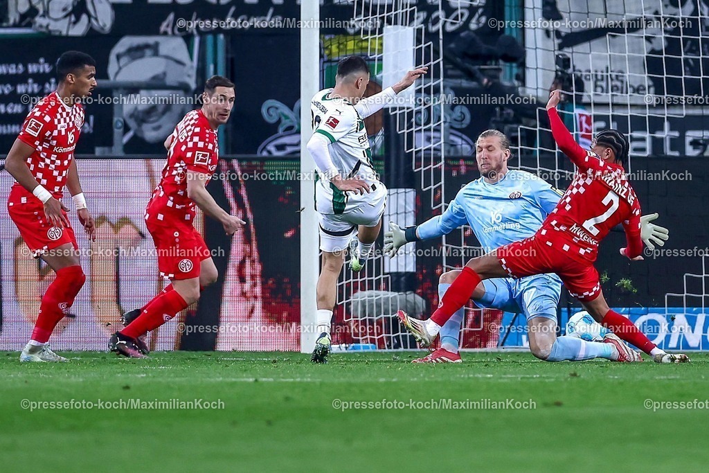 BMG07032501092 | 07.03.2025, Fußball, Borussia Mönchengladbach - 1.FSV Mainz 05, 1. Fußball Bundesliga, Borussia-Park, Saison 2024 2025: Torschuss Torjubel nach dem 1:2 durch Stefan Lainer (Mönchengl. #22)DFB regulations prohibit any use of photographs as image sequences and or quasi-video.