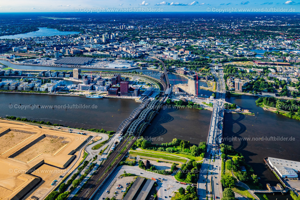 Hamburg_Baakenhafen_Elbtower_Elbbrücken_Hafencity_ELS_7987160625 | HAMBURG 16.06.2025 Fluß - Brückenbauwerk Elbbrücken - Norderelbbrücke über die Ufer der Elbe in Hamburg. // River - bridge structure Elbbruecken - Norderelbbruecke on the banks of the Elbe in Hamburg. Foto: Martin Elsen