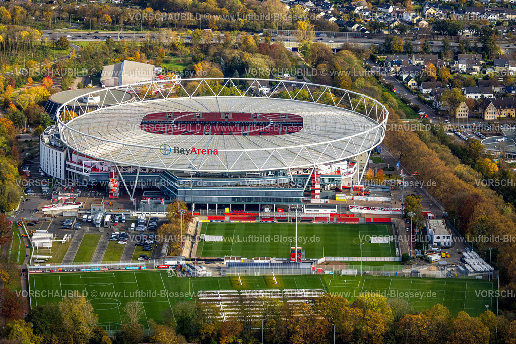 Leverkusen231100751BayArena | Luftbild, BayArena Bundesligastadion des Bayer 04 Leverkusen Fußballvereins, umgeben von herbstlichen Laubbäumen, am Autobahnkreuz Leverkusen zwischen den Autobahnen A1 und A3, Küppersteg, Leverkusen, Rheinland, Nordrhein-Westfalen, Deutschland