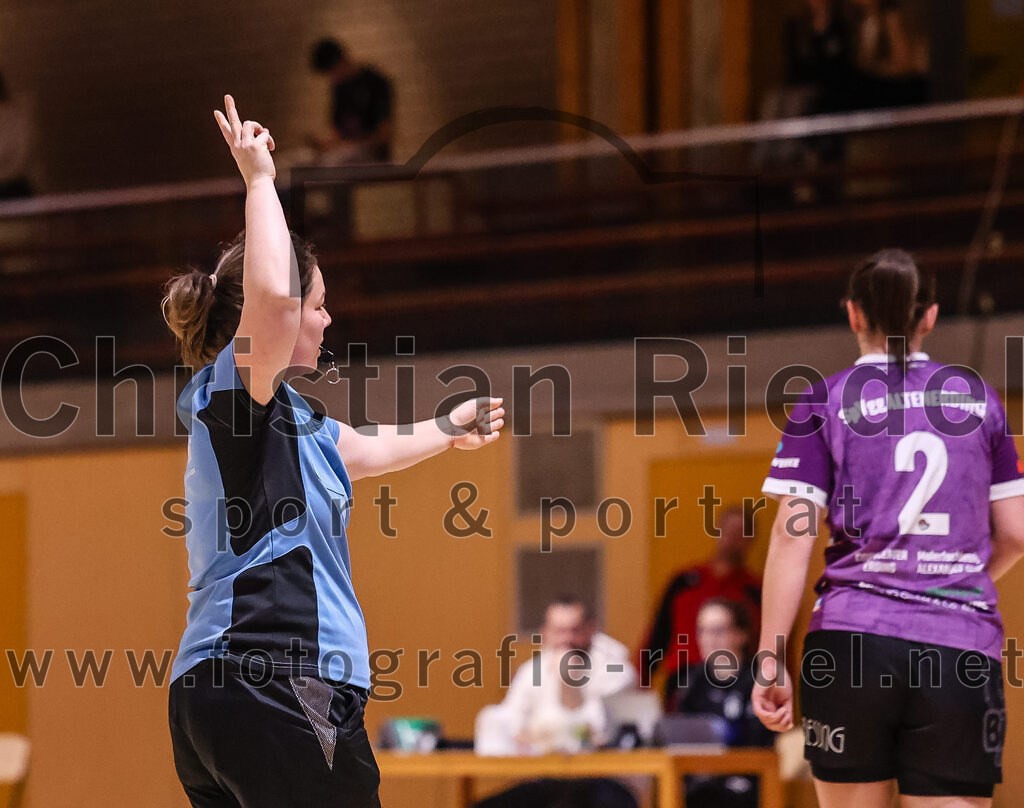 2025-01-11_081_SpVgg_Altenerding_gegen_HF_Scheyern | Erding, Deutschland, 11.01.2025:Handball, Bezirksoberliga Frauen Altbayern 2024 / 2024, 10. Spieltag, SpVgg Altenerding gegen HF Scheyern, Endergebnis: 20:23Schiedsrichterin Simone SchwarzFoto: Christian Riedel / fotografie-riedel.net