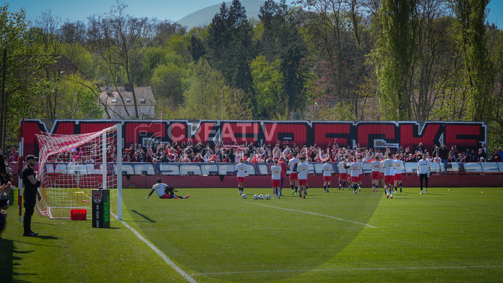 Fußball, Herren, Saison 2025/2026, Brandenburgliga, 23. Spieltag, Brandenburger SC Süd 05 vs. BSG Stahl Brandenburg, Samstag 25.04.2026, Werner-Seelenbinder-Sportplatz Brandenburg an der Havel | Fußball, Herren, Saison 2025/2026, Brandenburgliga, 23. Spieltag, Brandenburger SC Süd 05 vs. BSG Stahl Brandenburg, Samstag 25.04.2026, Werner-Seelenbinder-Sportplatz Brandenburg an der Havel, Im Bild: Die Spieler des Brandenburger SC Süd laufen vor dem Spiel zu den eigenen Fans - Realisiert mit Pictrs.com