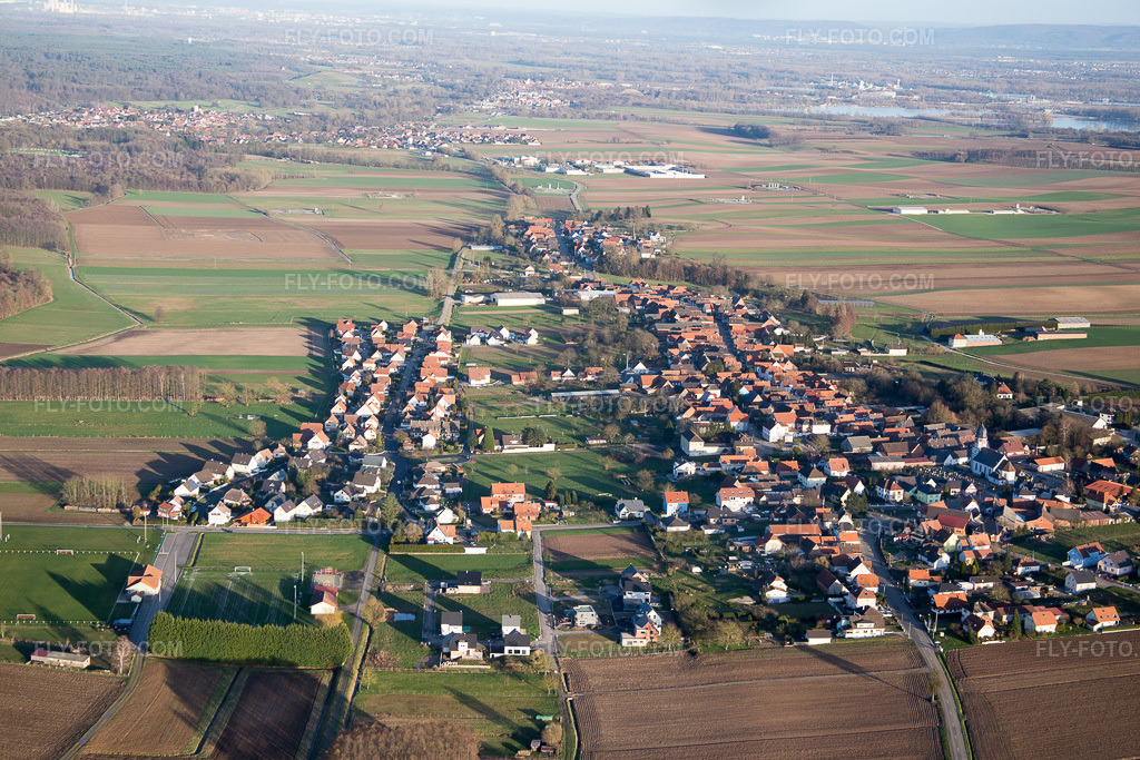 Aerial view: View of the town in Salmbach in the state Bas-Rhin, France. – Photo: IMG_085993.jpg taken on 02/06/2016 by Werner Riehm/FLY-FOTO.com – Resolution of the original: 5472 x 3648 px