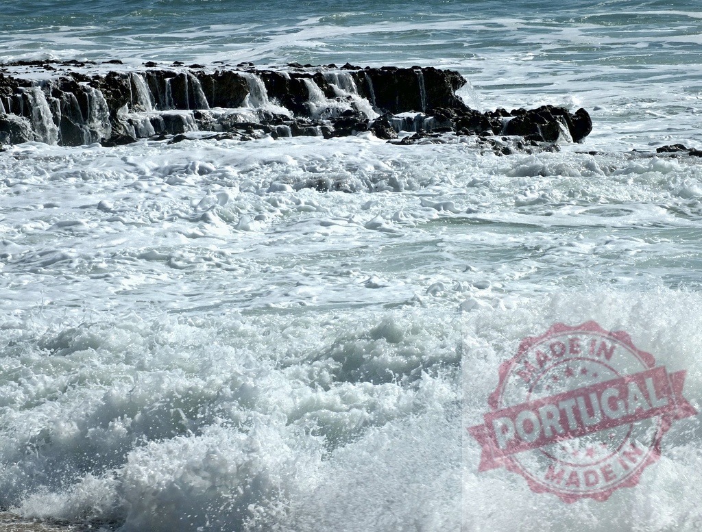 Ocean waves crashing on coastal rocks creating white foam | Ocean waves crashing on dark rocks, creating white sea foam and dynamic water movement - Realisiert mit Pictrs.com