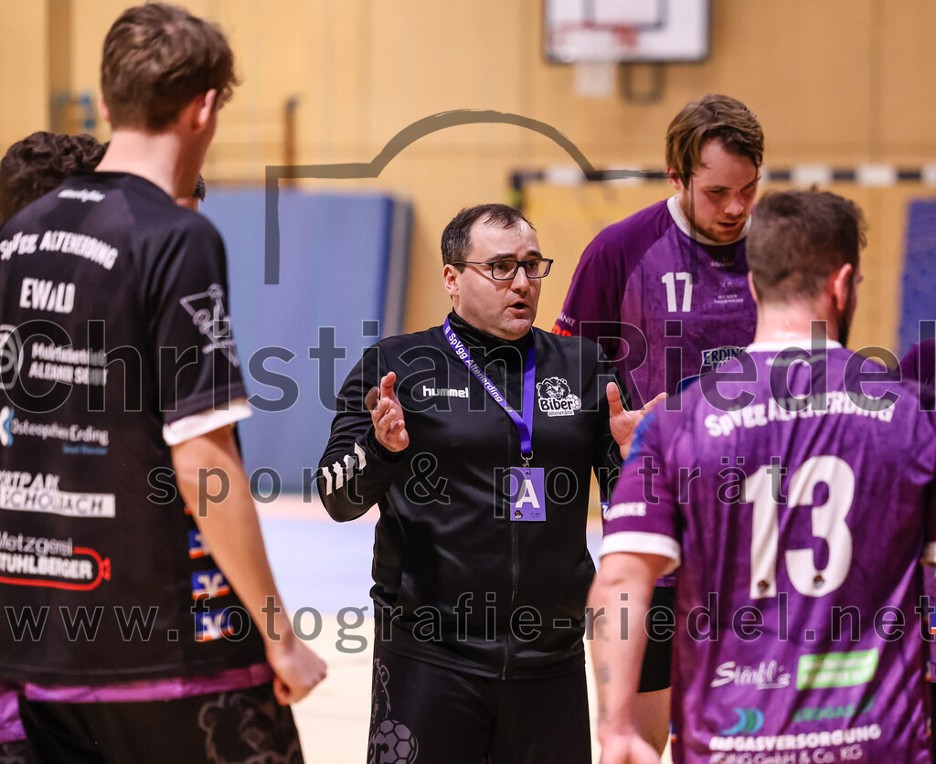 2024-11-24_074_SpVgg_Altenerding_gegen_ASV_Dachau | Erding, Deutschland, 24.11.2024:Handball, Bezirksoberliga Männer 2024 / 2025, 8. Spieltag, SpVgg Altenerding gegen ASV Dachau, Endergebnis: 30:23Trainer Simon Klawe (SpVgg Altenerding), Niklas Fleps (SpVgg Altenerding, #17), Sebastian Forster (SpVgg Altenerding, #13)Foto: Christian Riedel / fotografie-riedel.net