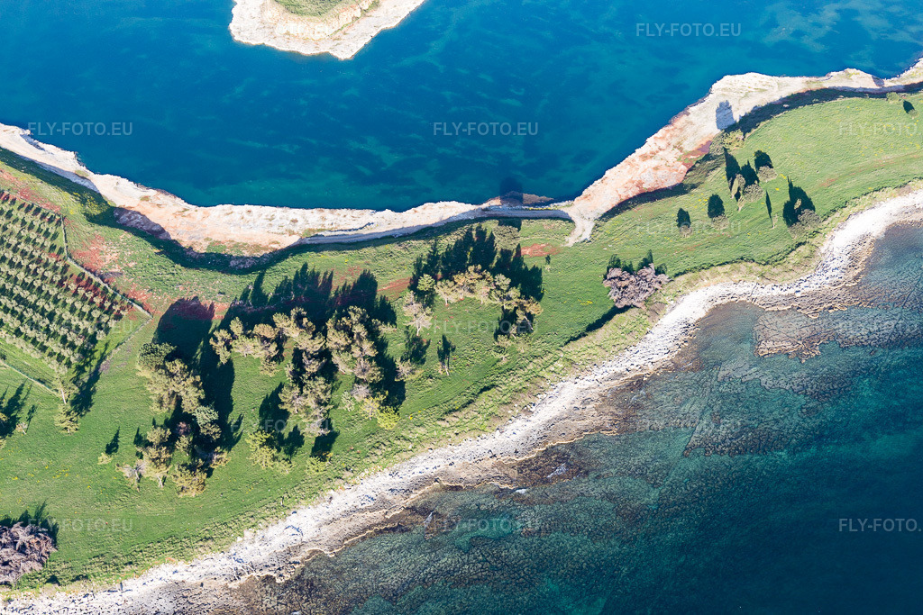 Vue aérienne: Vue de la ville à Umag dans le département Gespanschaft Istrien, Croatie. Photo: IMG_106101.jpg prise le 13/04/2018 par Werner Riehm/FLY-FOTO.eu – Résolution de l'original: 5472 x 3648 px