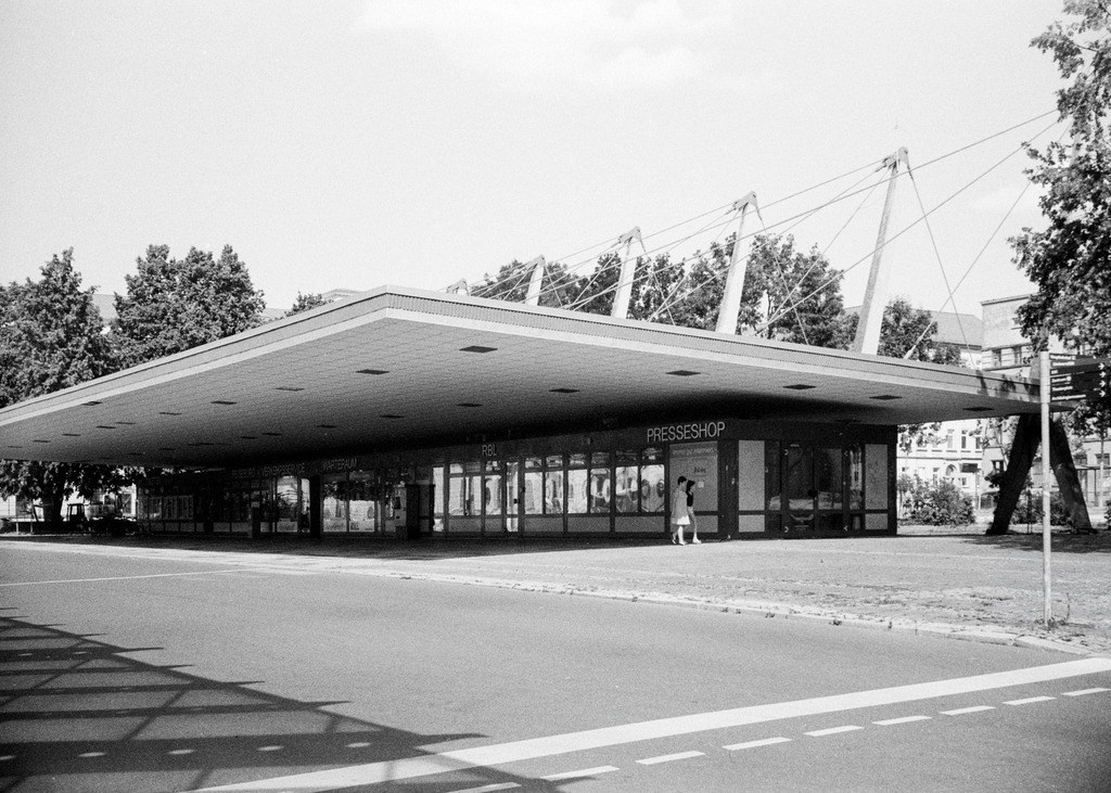 Omnibusbahnhof Chemnitz | Der Omnibusbahnhof von 1968 mit sein etwa 1230 Quadratmeter große Wartehallenüberdachung und 2275 Quadratmeter messende Bahnsteigüberdachung. - Realisiert mit Pictrs.com
