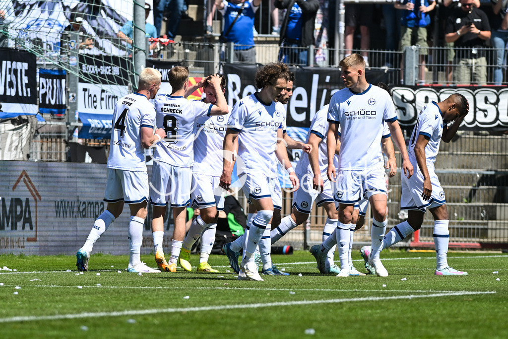 SpVgg Unterhaching - Arminia Bielefeld | Jubel der Gaeste nach dem Treffer zum 0-2 durch Marius WOERL (Arminia Bielefeld 38) / Tor / Torschuetze / Freude / Happy / 3. Liga: SpVgg Unterhaching - Arminia Bielefeld, Uhlsport Park am 11.05.2025