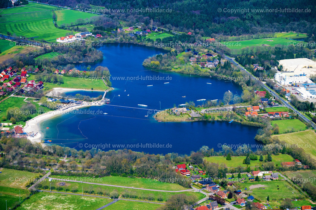 Aurich_Tannenhausen_Kiesgrube_Badesee_ELS_8527170423 | AURICH 17.04.2023 See- Ufer und Abraum- Flächen des Baggersee und Kies- Tagebau " Badesee " in Aurich Tannenhausen im Bundesland Niedersachsen, Deutschland. // Lake shore and overburden areas of the quarry lake and gravel open pit " Badesee " in Aurich in the state Lower Saxony, Germany. Foto: Martin Elsen
