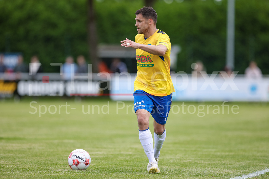 Fussball, Aufstiegsrunde Regionalliga Nord, SV Todesfelde - Blumenthaler SV | Mirko Boland (SV Todesfelde, 31) am Ball, Freisteller, Einzelbild, Ganzkörper, Aktion, Action, Spielszene