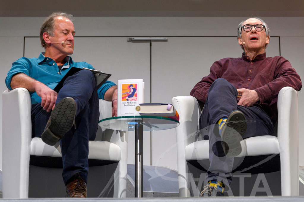 _DWA4866 | Ian McEwan bei der lit.Cologne 2023 Veranstaltung 'Ian McEwan. Ein Jahrhundertschriftsteller gibt Auskunft' in der Flora Köln.. Köln, 07.03.2023 - Realisiert mit Pictrs.com