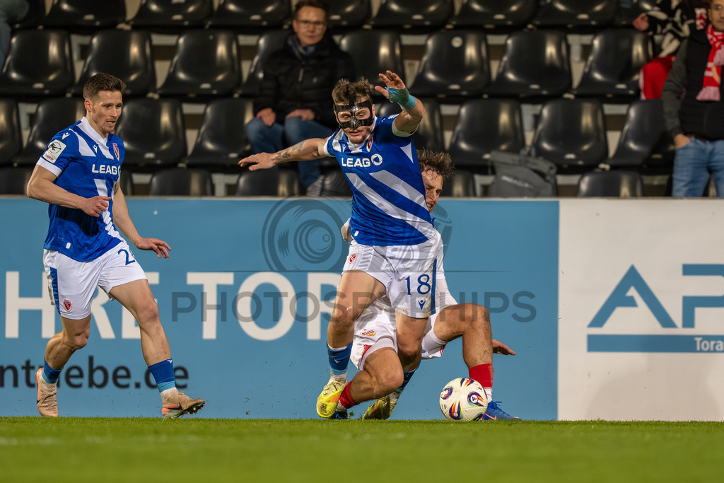 VfB Stuttgart II vs. FC Energie Cottbus, Fussball, 3.Liga, 27. Spieltag, Saison 2025/2026, 03.03.2026 | Zweikampf zwischen JErik Engelhardt (FC Energie Cottbus, #18)) und Christopher Olivier (VfB Stuttgart II, #24),VfB Stuttgart II vs. FC Energie Cottbus, Fussball, 3.Liga, 27. Spieltag, Saison 2025/2026, 03.03.2026Foto: photosbyphips/Philip Ziegler