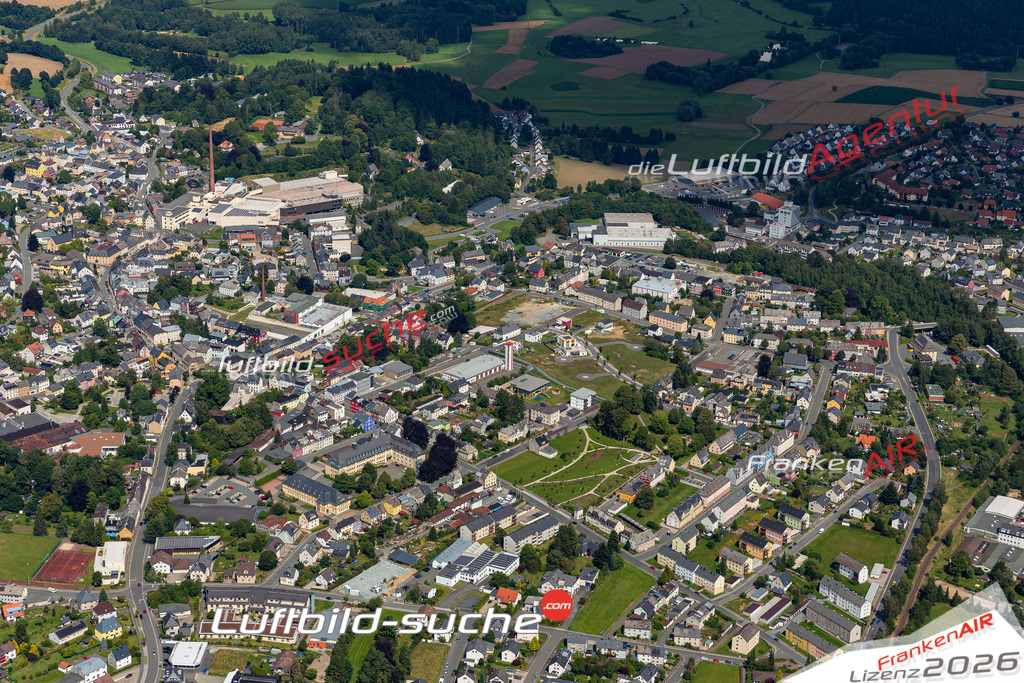 Das Luftbild der Stadt Helmbrechts wurde 2021 vom Flugzeug heraus erstellt (keine Drohne) Aufnahmehöhe ca.450 Meter- hohe Bildauflösung und Druck-Qualität garantiert!