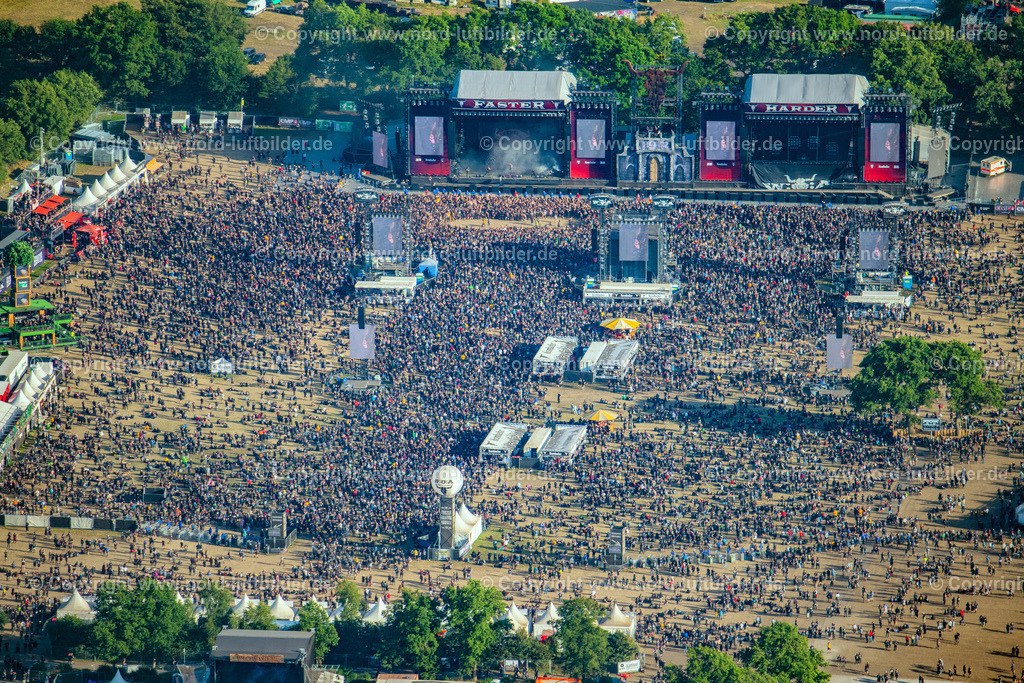 Wacken_Musik_Festival_ELS_3385060822 | WACKEN 06.08.2022 Besucher des Wacken Musik- Festivals auf dem Veranstaltungs- Konzertgelände an der Norderstraße in Wacken im Bundesland Schleswig-Holstein, Deutschland. Weiterführende Informationen bei: CTS EVENTIM AG & Co. KGaA,  ICS Festival Service GmbH,  SH Promotion GmbH&amp;Co.KG. // Participants in the Wacken music festival on the event concert area on street Norderstrasse in Wacken in the state Schleswig-Holstein, Germany. Further information at: CTS EVENTIM AG & Co. KGaA,  ICS Festival Service GmbH,  SH Promotion GmbH&amp;Co.KG. Foto: Martin Elsen