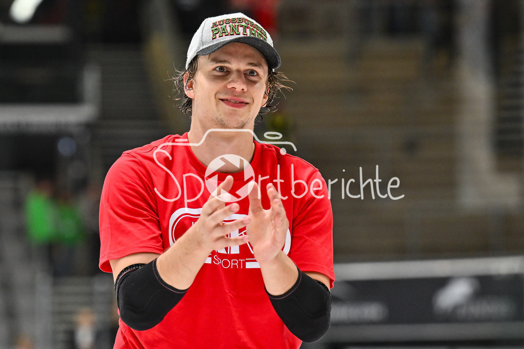 Augsburger Panther - Iserlohn Roosters | Die Augsburger Panther feiern zusammen mit ihren Fans den Heimsieg gegen Iserlohn / Penny DEL: Augsburger Panther - Iserlohn Roosters; Curt Frenzel Stadion am 21.09.2025 / im Bild Tim WOHLGEMUTH (Augsburger Panther 33)