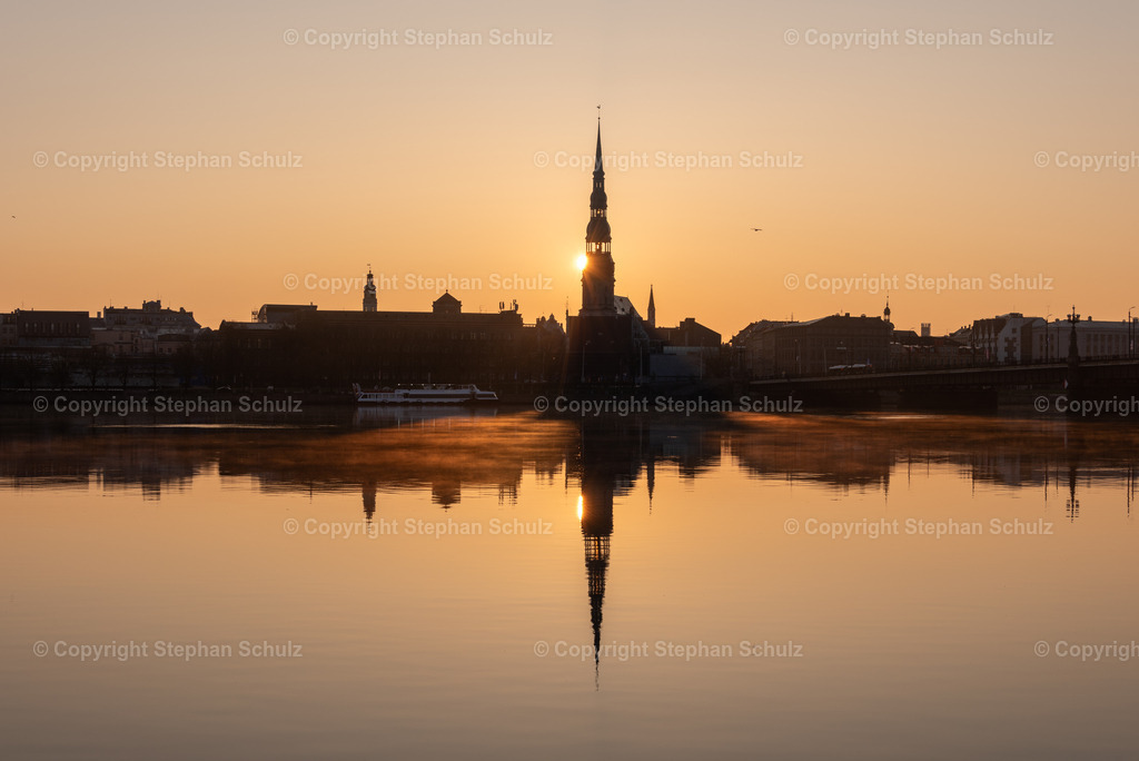 Sa6 | Die Sonne geht am Fluss Daugava hinter der St. Petrikirche auf. Sie gilt als Wiege der Reformation in Lettland und im gesamten Baltikum.  - Realisiert mit Pictrs.com