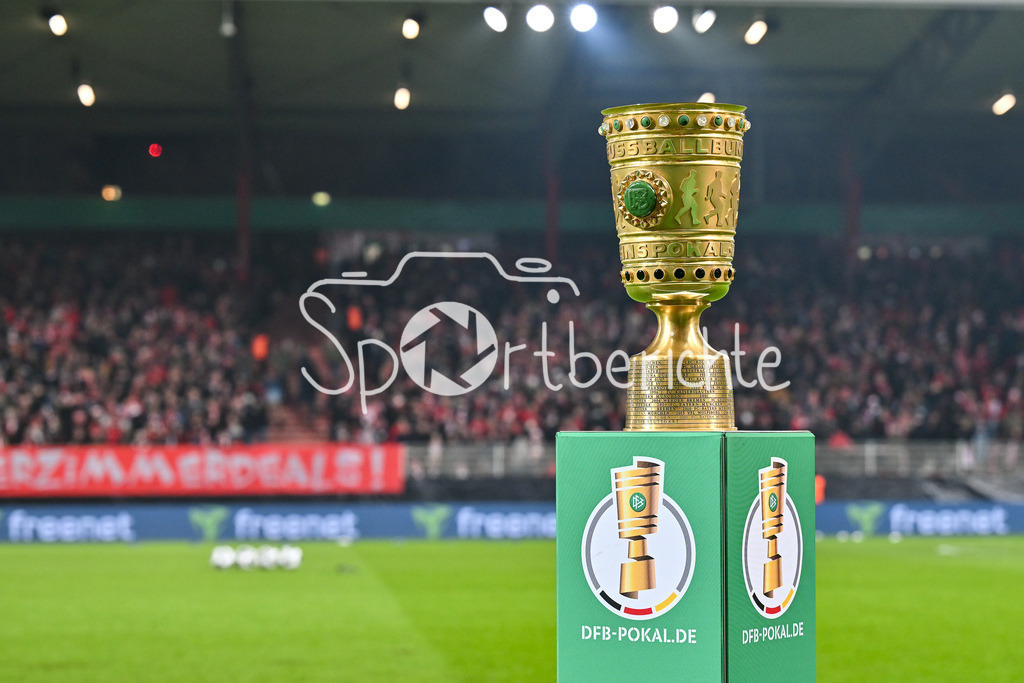 1. FC Union Berlin - FC Bayern München | BERLIN, GERMANY - 03. DECEMBER: im Bild das Objekt der Begierde - der DFB Pokal / Symbolbild vor dem Match zwischen dem 1. FC Union Berlin und dem FC Bayern München beim Achtelfinale des DFB-Pokales im Stadion an der alten Försterei