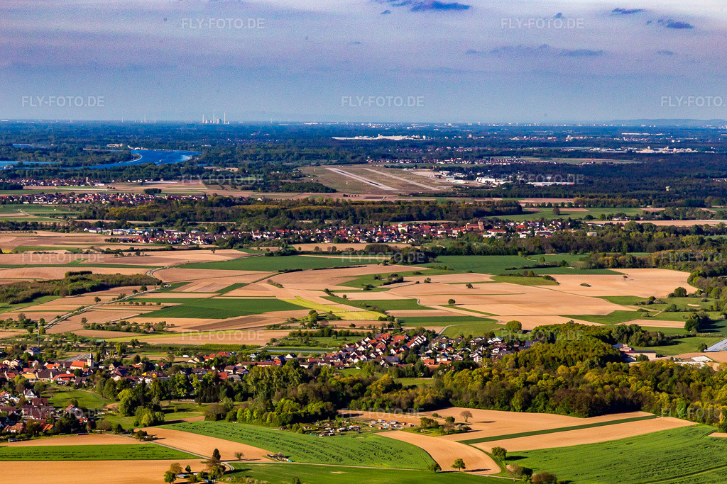 Luftbild: Landebahn Airport Karlsruhe von Süden im Ortsteil Stollhofen in Rheinmünster im Bundesland Baden-Württemberg in Deutschland. Foto: IMG_099094.jpg vom 23.04.2017 durch Werner Riehm/FLY-FOTO.de