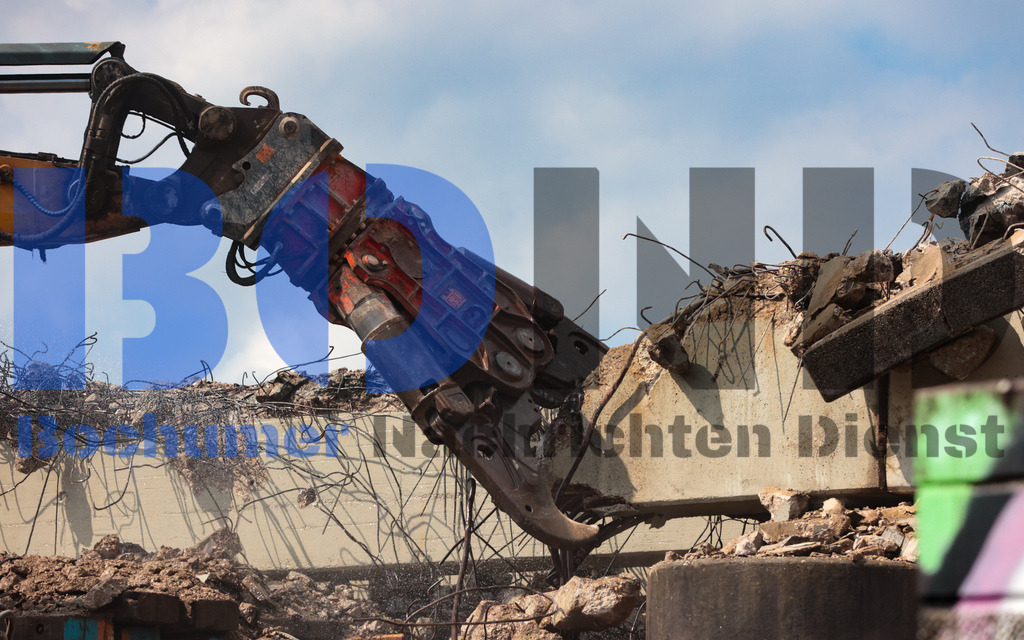 Abriss der Schlachthofbruecke A40 {date} -  | {headline}(Foto: Sebastian Sendlak / BOND) - Realisiert mit Pictrs.com