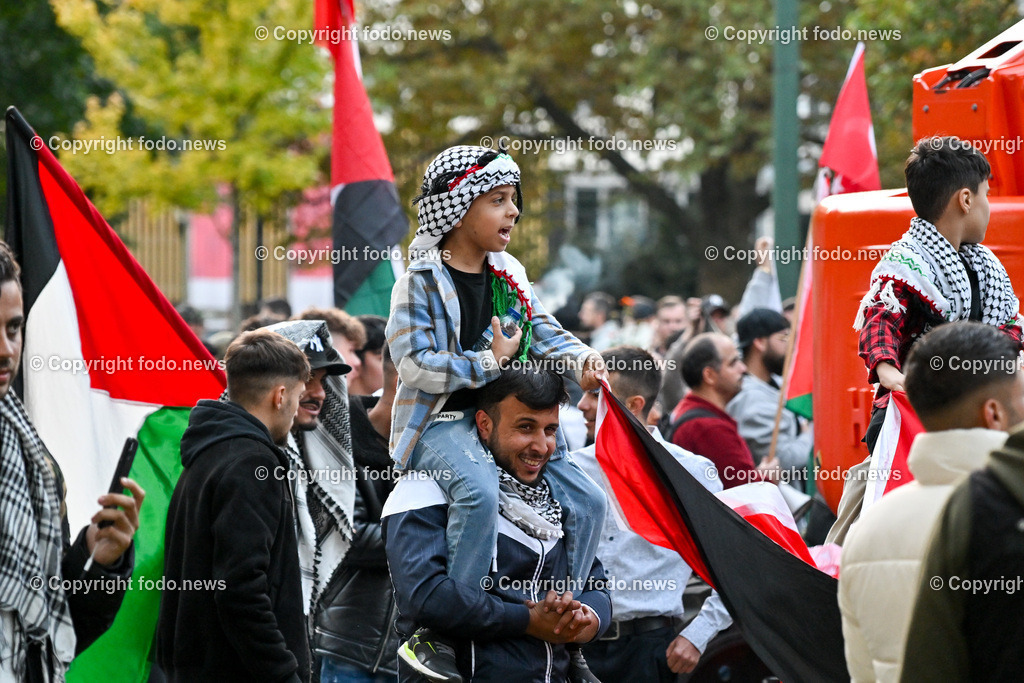 Demonstration_ Paleastina_ Linz_ 22.10.2023-67 | 22.10.2023, Linz, AUT, Demonstration Paleastina in Linz Volksgarten, im Bild Palästina, Gaza, Demoteilnehmer, Teilnehmer, Kundgebung, Plakate, Fahnen, Polizei, Beamte, Polizeifahrzeuge, Einsatzkraefte