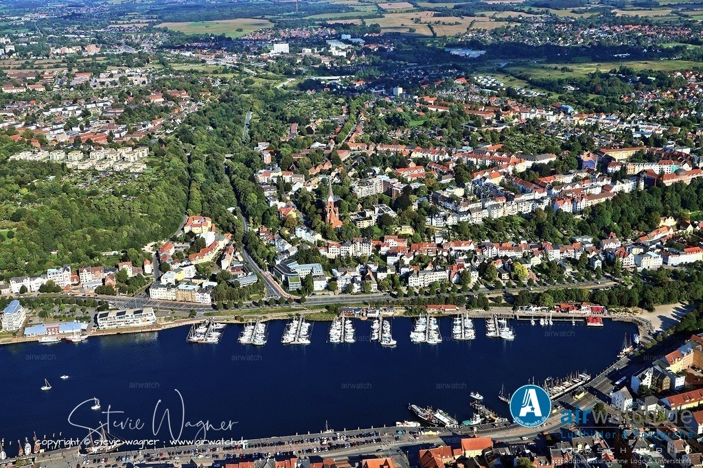 Luftbild Flensburger Hafen - Von der Ostseite der Hafenspitze bietet sich ein herrlicher Blick auf die Schiffbrücke | Von der Ostseite der Hafenspitze bietet sich ein herrlicher Blick auf die Schiffbrücke, die Marienhöhe und das Alte Gymnasium. Die Schiffbrücke verbindet die beiden Ufer der Förde und führt an der westlichen Seite des Hafens entlang, wo sich der historische Hafen mit dem Schifffahrtsmuseum Flensburg und dem Dampfschiff Alexandra befindet