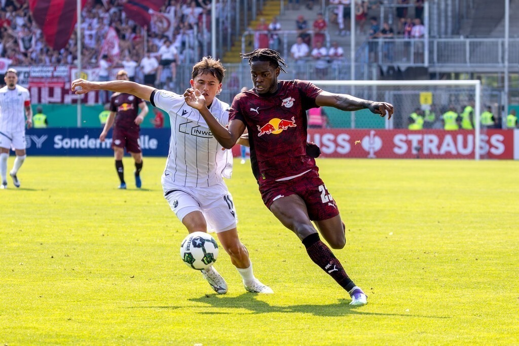 SV Sandhausen gegen RB Leipzig (DFB-Pokal, 1. Runde)***Am Ball: Castello Lukeba (23, Leipzig) | SV Sandhausen gegen RB Leipzig (DFB-Pokal, 1. Runde)***Am Ball: Castello Lukeba (23, Leipzig) - Realisiert mit Pictrs.com