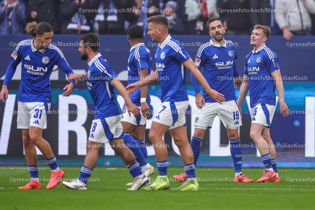Schalke10112401020 | 10.11.2024, Fußball, FC Schalke 04 - SSV Jahn Regensburg, 2. Fußball Bundesliga, Veltins-Arena Gelsenkirchen, Saison 2024 2025: Kenan Karaman (S04 #19)  Torjubel nach dem 1:0 für Schalke. DFB regulations prohibit any use of photographs as image sequences and or quasi-video.