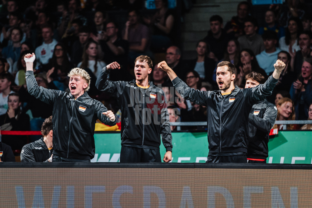 Volleyball | Männer | Testspiel | Deutschland vs. Italien | 26.05.2025 | v.l. Fabian Hosch (#1, Deutschland) Bastian Korreck (#37, Deutschland) und Tim Peter (#16, Deutschland) feuern das Team von der Bank aus an
