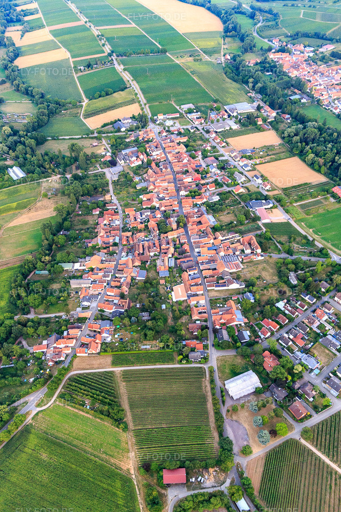 Luftbild: Ortsansicht von Nordwesten im Ortsteil Heuchelheim in Heuchelheim-Klingen im Bundesland Rheinland-Pfalz in Deutschland. Foto: IMG_109287.jpg vom 27.07.2018 durch Werner Riehm/FLY-FOTO.de