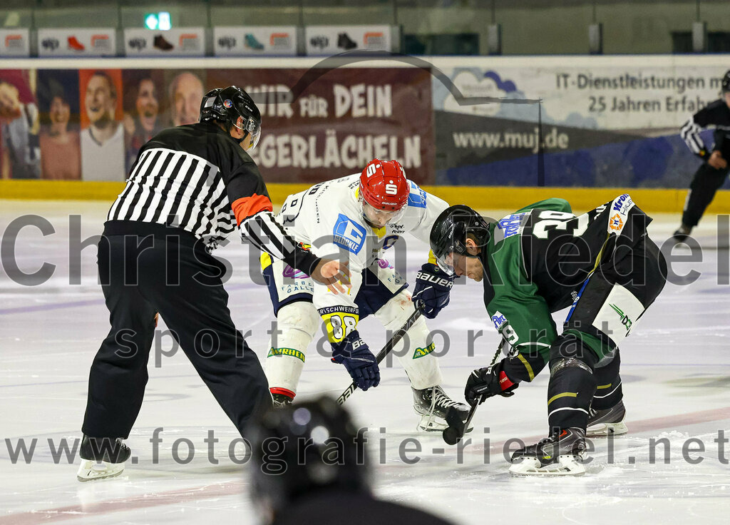 2023-01-06_011_TSV_Erding_gegen_ERV_Schweinfurt | Erding, Deutschland, 06.01.2023:
Eishockey, Bayernliga 2022 / 2023, 26. Spieltag, TSV Erding gegen ERV Schweinfurt, Endergebnis: 7:3

Hauptschiedsrichter Sebastian Eisenhut, Dylan Hood (ERV Schweinfurt, #88), Thomas Plihal (Erding Gladiators, #39)

Foto: Christian Riedel / fotografie-riedel.net