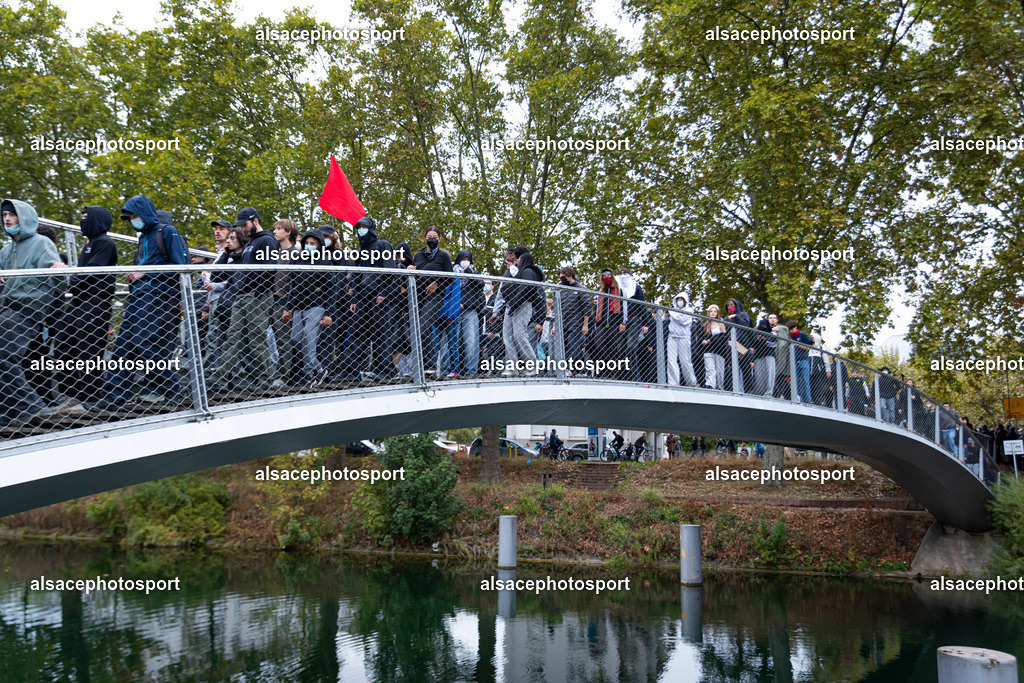 9L6A5085_1 | centaines d’étudiants ont organisé une manifestation spontanée, souvent qualifiée de « manifestation sauvage », qui a traversé différents quartiers de Strasbourg. La manifestation a été marquée par des affrontements entre les manifestants et la police alors que les étudiants défilaient dans la ville dans le cadre d’une journée de mobilisation nationale concernant les conditions d’éducation et le budget de l’Éducation nationale pour 2027. - Realisiert mit Pictrs.com