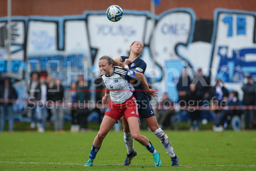 Fussball, 2. Frauen-Bundesliga, Hamburger SV - SC Sand | v.li.: Victoria Schulz (Hamburger SV, 19) und Ronja Schär (Schaer, SC Sand, 13) im Zweikampf, Duell, Dynamik, Aktion, Action, Spielszene, DIE DFB-RICHTLINIEN UNTERSAGEN JEGLICHE NUTZUNG VON FOTOS ALS SEQUENZBILDER UND/ODER VIDEOÄHNLICHE FOTOSTRECKEN. DFB REGULATIONS PROHIBIT ANY USE OF PHOTOGRAPHS AS IMAGE SEQUENCES AND/OR QUASI-VIDEO.