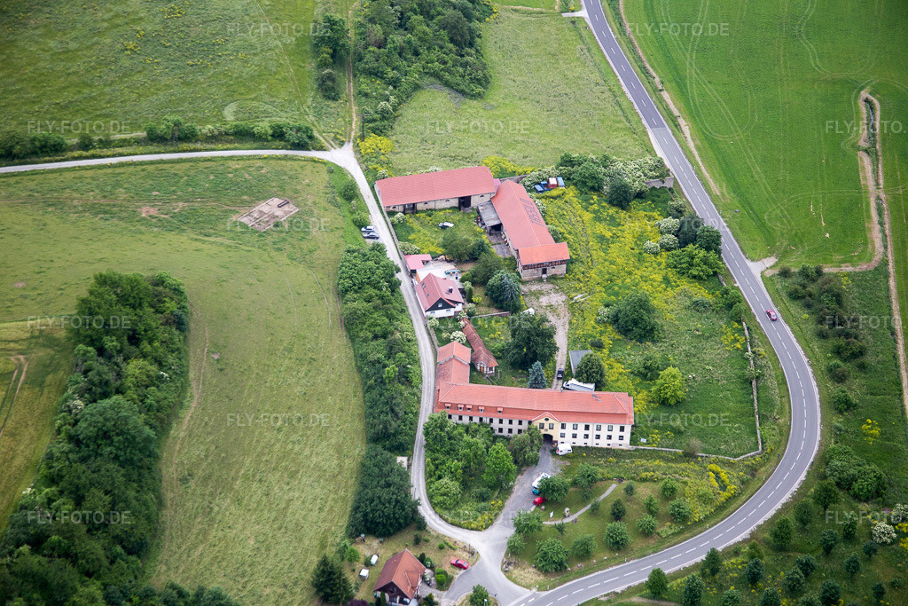Luftbild: Verwaltungsgebäude des Unternehmens Thüringer Veteranendienst f.Klassiker auf Rädern GmbH im Ortsteil Obermaßfeld in Obermaßfeld-Grimmenthal im Bundesland Thüringen in Deutschland. Foto: IMG_089912.jpg vom 11.06.2016 durch Werner Riehm/FLY-FOTO.de