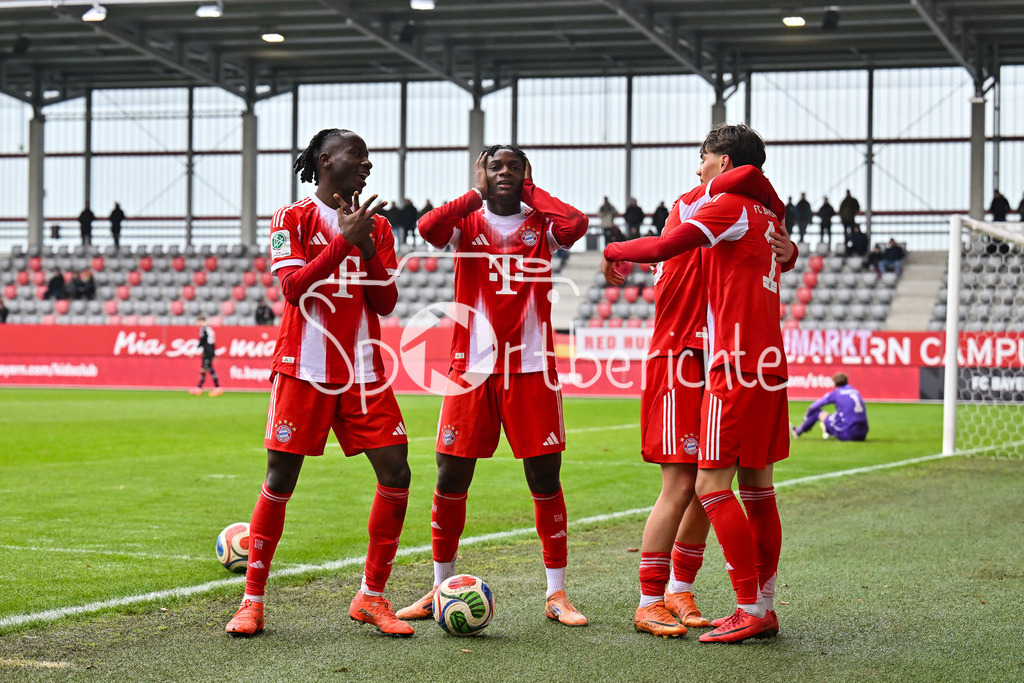 FC Bayern München - Hannover 96 | MUNICH, GERMANY - 15. FEBRUARY: die Bayern jubeln nach dem Treffer zum 4-1 durch Roy SNIP (FC Bayern München U19 15) / Tor / Torschuetze / Freude / Happy während dem Spiel zwischen der U19 des FC Bayern München und der U19 von Hannover 96 am 2. Spieltag der Hauptrunde der U19-DFB-Nachwuchsliga am FC Bayern Campus