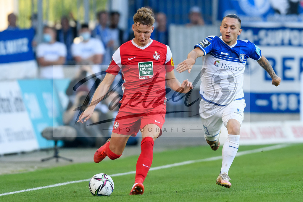 FCMFCK20210904_037 | Fussball, Herren: Philipp Hercher (1. FC Kaiserslautern) und Barıs Atik (1. FC Magdeburg) im Zweikampf beim Spiel der 3. Liga zwischen 1. FC Magdeburg und 1. FC Kaiserslautern in der MDCC-Arena am 04.09.2021 in Magdeburg, Deutschland.DFB / DFL REGULATIONS PROHIBIT ANY USE OF PHOTOGRAPHS AS IMAGE SEQUENCES AND/OR QUASI-VIDEO. - Realisiert mit Pictrs.com