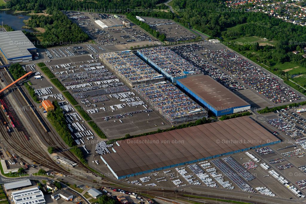 4030567 | BREMERHAVEN 01.06.2020 Senkrecht- Luftbild aus der Satelliten- Perspektive vom Parkplatz und Abstellfläche für Automobile - PKW am Überseehafen in Bremerhaven im Bundesland Bremen, Deutschland. // Vertical aerial view from the satellite perspective of the parking and storage space for automobiles on Ueberseehafen in Bremerhaven in the state Bremen, Germany. Foto: Gerhard Launer